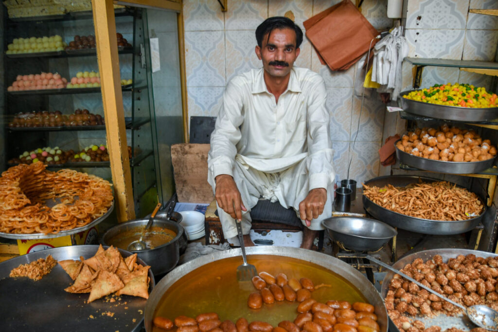 Unexplored Lahore Wonders: Street food vendors in Anarkali Bazaar