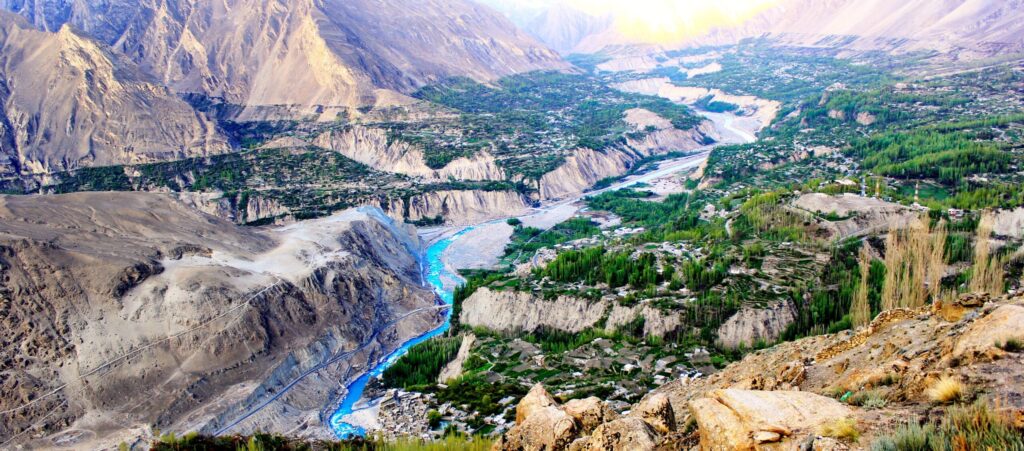 Northern Pakistan Travel Guide:Eagle's Nest Viewpoint